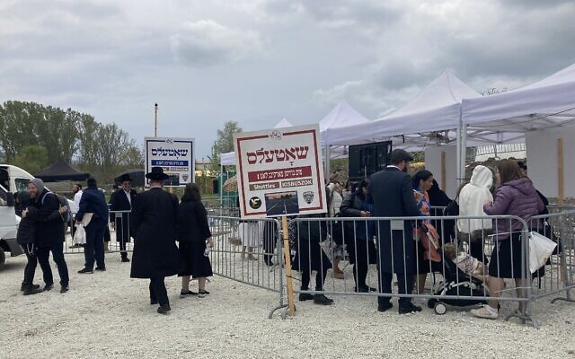 Des panneaux en yiddish indiquant "navettes" près de l'ancienne maison du rabbin Yeshaya Steiner à Bodrogkeresztur, en Hongrie, le 24 avril 2023. (Crédit : Yaakov Schwartz/ Times of Israel)