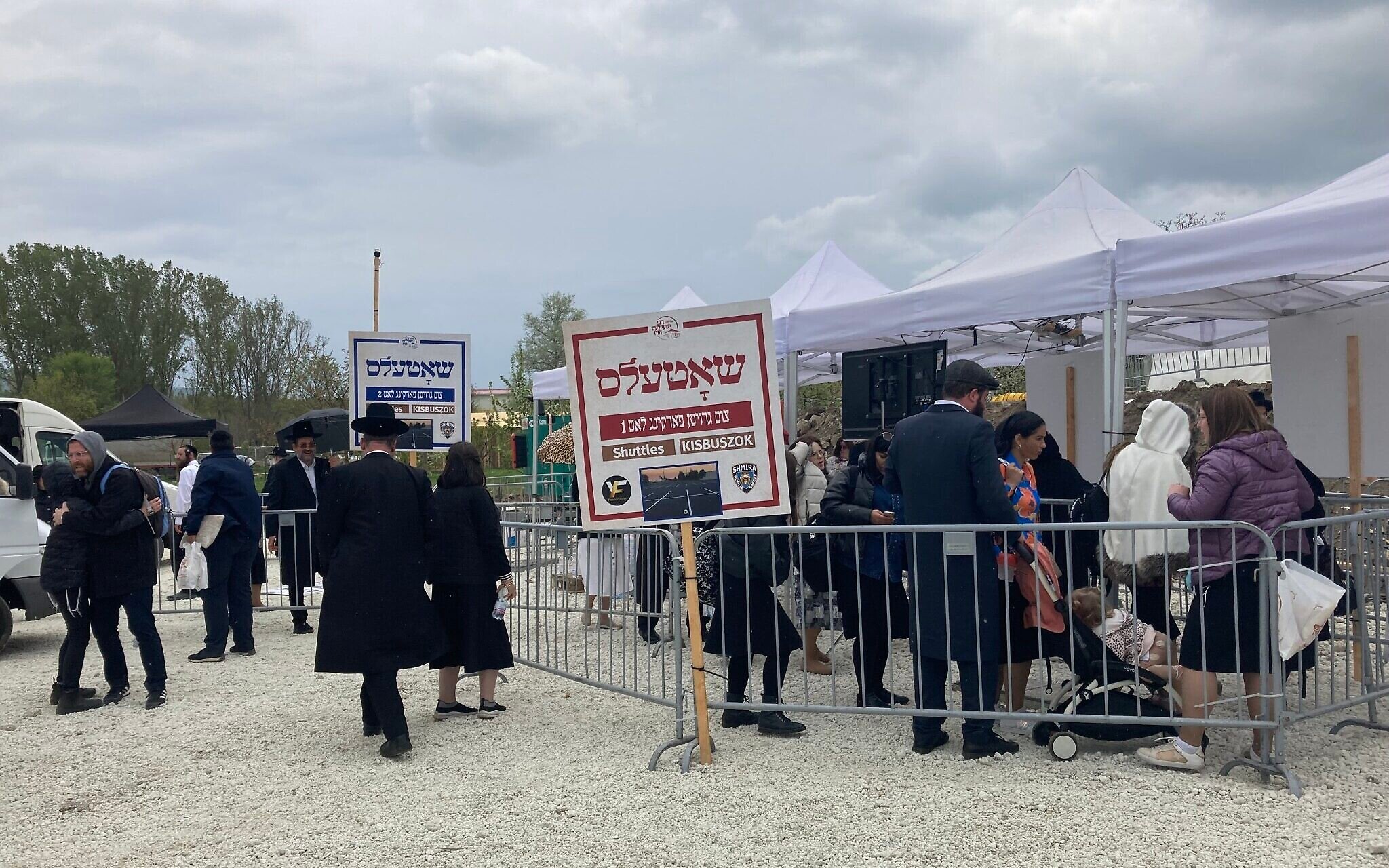 Des panneaux en yiddish indiquant "navettes" près de l'ancienne maison du rabbin Yeshaya Steiner à Bodrogkeresztur, en Hongrie, le 24 avril 2023. (Crédit : Yaakov Schwartz/ Times of Israel)