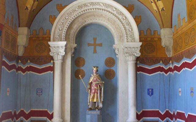 Le roi Louis IX de France de la malheureuse septième croisade dans une salle présentant des sceaux et des écussons de croisés à l'hôpital français Saint-Louis de Jérusalem. (Crédit : Moti Tufeld)