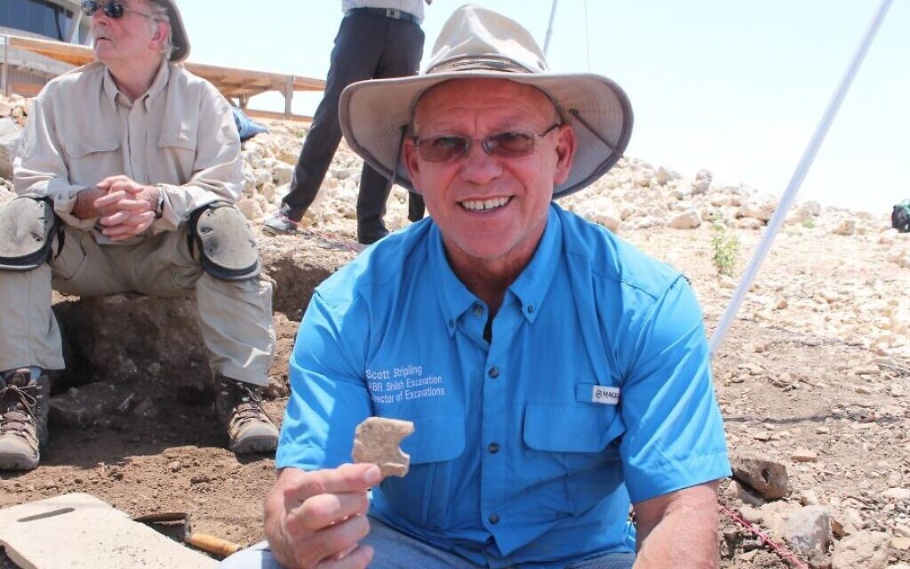 Le Dr. Scott Stripling, responsable des fouilles actuelles, exposant une découverte à Shiloh, le 22 mai 2017. (Crédit : Amanda Borschel-Dan/Times of Israel)