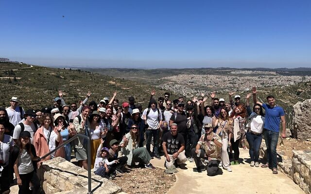 Des immigrants russophones récemment arrivés en Israël visitant le Conseil régional de Samarie, en 2023. (Crédit : Shishi Shabbat Yisraeli) Des immigrants russophones récemment arrivés en Israël visitant le Conseil régional de Samarie, en 2023. (Crédit : Shishi Shabbat Yisraeli)
