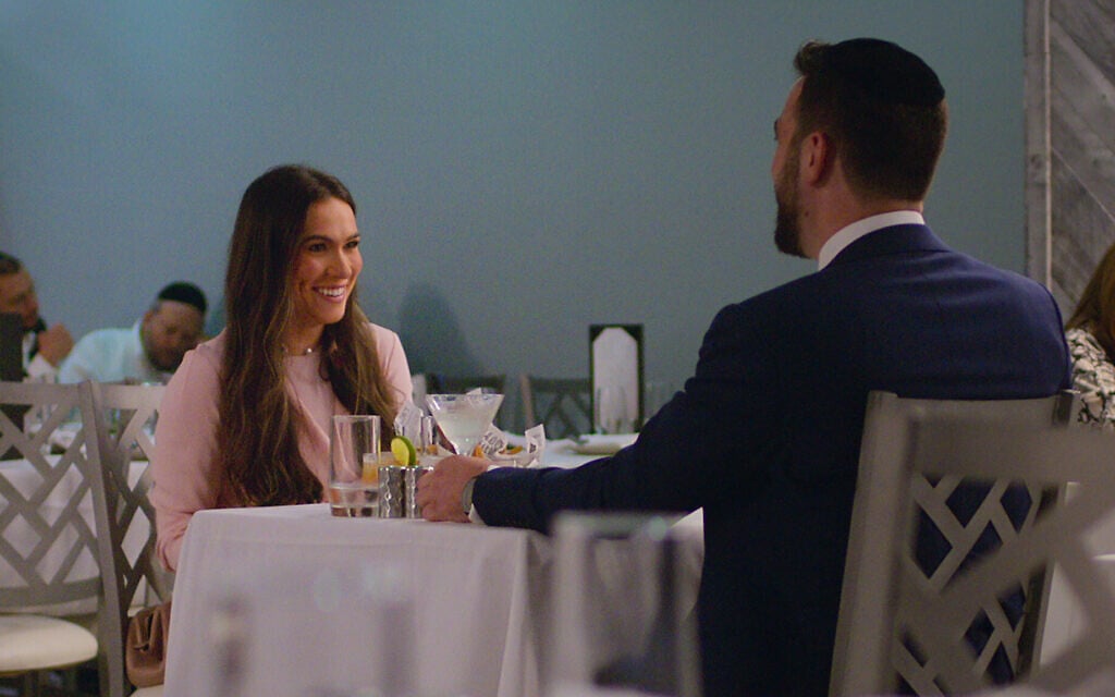 Fay et Shaya lors d'un rendez-vous dans un épisode de "Jewish Matchmaking" sur Netflix. (Crédit : Netflix)