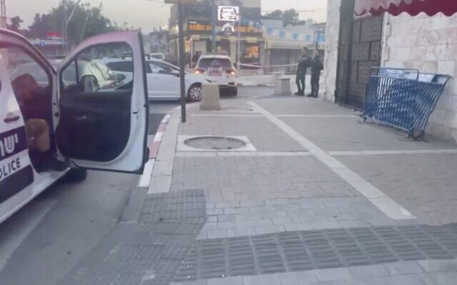 Capture d'écran de la vidéo de la scène où un homme a été abattu, à Lod, le 17 mai 2023. (Crédit : Police israélienne) Capture d'écran de la vidéo de la scène où un homme a été abattu, à Lod, le 17 mai 2023. (Crédit : Police israélienne)