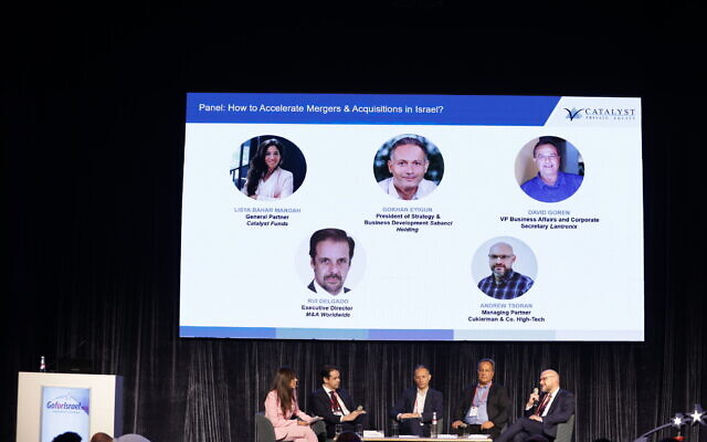 Panel d'investisseurs discutant des fusions et acquisitions en Israël lors de la conférence GoforIsrael, à Tel Aviv, le 3 mai 2023. (Crédit : Shai Shviro) Panel d'investisseurs discutant des fusions et acquisitions en Israël lors de la conférence GoforIsrael, à Tel Aviv, le 3 mai 2023. (Crédit : Shai Shviro)