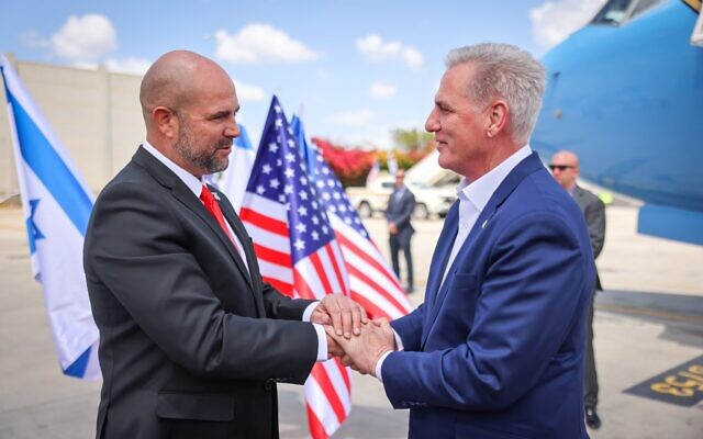 Le président de la Chambre des représentants Kevin McCarthy, à droite, arrive en Israël, salué par le président de la Knesset Amir Ohana, le 30 avril 2023. (Crédit : Noam Moshkovich/ Knesset Press Office)