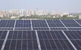 Des panneaux solaires sur le toit de la Faculté des sciences sociales de l’Université de Tel Aviv. (Crédit : Université de Tel Aviv)