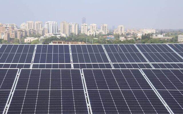 Des panneaux solaires sur le toit de la Faculté des sciences sociales de l’Université de Tel Aviv. (Crédit : Université de Tel Aviv) Des panneaux solaires sur le toit de la Faculté des sciences sociales de l’Université de Tel Aviv. (Crédit : Université de Tel Aviv)