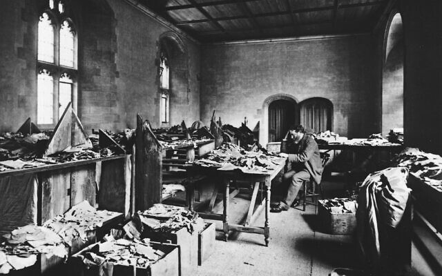 Le professeur Solomon Schechter travaillant sur le contenu de la Genizah du Caire qu'il a ramené à l'université de Cambridge, en 1898. (Crédit : Michelle Paymar)