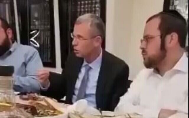 Le ministre de la Justice Yariv Levin s'entretient avec des militants Haredim à Bnei Brak le 30 avril 2023. (Capture d’écran/Twitter) Le ministre de la Justice Yariv Levin s'entretient avec des militants Haredim à Bnei Brak le 30 avril 2023. (Capture d’écran/Twitter)