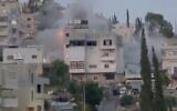 Les forces israéliennes de sécurité détruisent la maison d'un terroriste présumé à Nilin, un village de Cisjordanie, le 23 mai 2023. (Capture d'écran/Twitter)