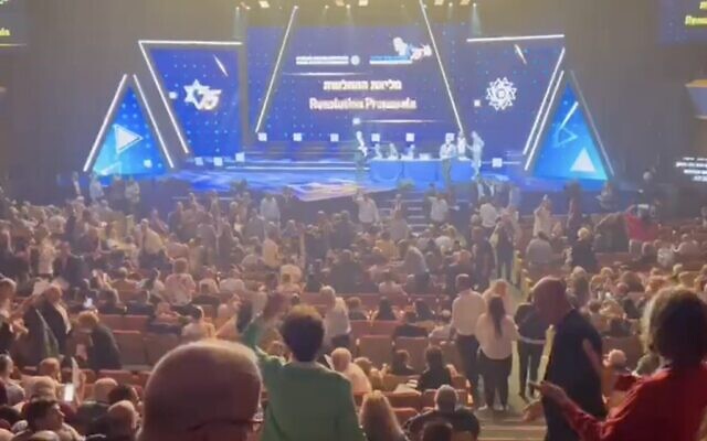 Les délégués du congrès sioniste mondial à Jérusalem, le 20 avril 2023. ('Capture d'écran : Twitter/used in accordance with Clause 27a of the Copyright Law)