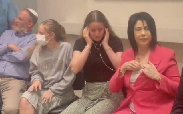La famille de Lucy Dee, tuée avec deux de ses filles lors d'une fusillade en Cisjordanie, rencontrant les receveurs des organes qu'elle avait donnés, à l'hôpital Beilinson de Petah Tikva, le 2 mai 2023. (Crédit : Capture d'écran de la vidéo Twitter : utilisée conformément à l'article 27a de la loi sur le droit d'auteur)