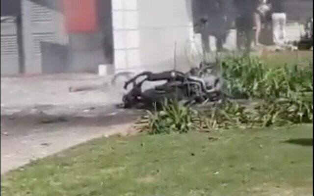 Les restes carbonisés d'une moto qui a explosé et tué son conducteur, dans la ville côtière de Netanya, le 4 mai 2023. (Crédit : Capture d'écran de la vidéo Twitter ; utilisée conformément à l'article 27a de la loi sur les droits d'auteur) Les restes carbonisés d'une moto qui a explosé et tué son conducteur, dans la ville côtière de Netanya, le 4 mai 2023. (Crédit : Capture d'écran de la vidéo Twitter ; utilisée conformément à l'article 27a de la loi sur les droits d'auteur)