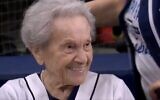 Capture d’écran de la vidéo de la survivante de la Shoah, aujourd'hui centenaire, Helen Kahan, qui a effectué le premier lancer d’un match des Tampa Bay Rays le 5 mai 2023. (Twitter. Utilisé conformément à l’article 27a de la Loi sur les droits d’auteur)