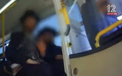 Des hommes ultra-orthodoxes empêchant une femme de monter dans un bus en raison de son sexe, à Ashdod, le 7 mai 2023. (Crédit : Capture d’écran de la Douzième chaîne ; utilisée conformément à l'article 27a de la loi sur les droits d'auteur)