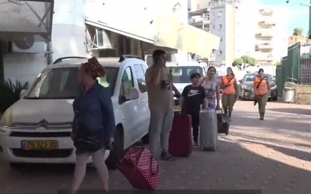 Des personnes évacuées des zones frontalières de la bande de Gaza dans le cadre d'un plan du ministère de la Défense visant à les déplacer vers des zones plus sûres, le 9 mai 2023. (Crédit : Capture d'écran de la Treizième chaîne ; utilisée conformément à la clause 27a de la loi sur les droits d'auteur)