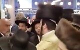 Des hommes ultra-orthodoxes protestant contre l'ouverture d'un centre de jeux à Harish, dans le nord du pays, pendant Shabbat, le 20 mai 2023. (Credit : Capture d'écran Twitter ; utilisée conformément à l'article 27a de la loi sur le droit d'auteur)