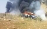 Illustration : Des véhicules palestiniens auraient été incendiés par des résidents d’implantations près de Ramallah, en Cisjordanie, le 26 mai 2023. (Crédit : 
 Capture d’écran Twitter ; utilisée conformément à la clause 27a de la loi sur les droits d'auteur)