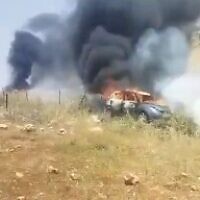 Illustration : Des véhicules palestiniens auraient été incendiés par des résidents d’implantations près de Ramallah, en Cisjordanie, le 26 mai 2023. (Crédit : 
 Capture d’écran Twitter ; utilisée conformément à la clause 27a de la loi sur les droits d'auteur)
