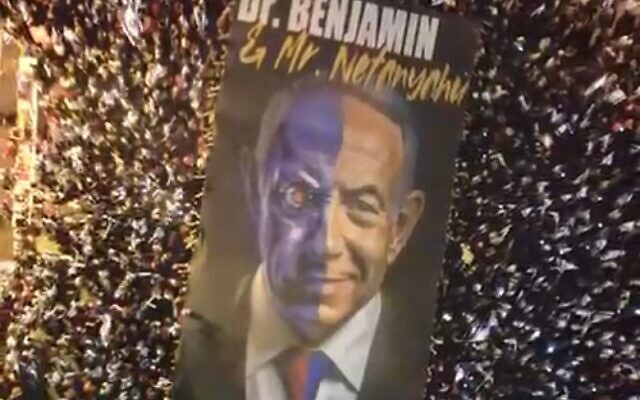 Une grande banderole représentant le Premier ministre israélien Benjamin Netanyahu comme Dr. Jekyll et Mr. Hyde, à Tel Aviv, le 27 mai 2023. (Crédit : Capture d'écran vidéo)