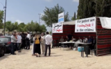 Des leaders de la communauté arabe installent une tente de protestation devant le bureau du Premier ministre pour manifester contre la violence meurtrière, 29 mai 2023 (Capture d'écran via les médias sociaux utilisée conformément à la clause 27a de la loi sur le droit d'auteur).