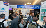 Chefs d'entreprise, scientifiques, ingénieurs, médecins et investisseurs de plus de 45 pays à la conférence Biomed Israel 2023, à Tel Aviv, le 16 mai 2023. (Crédit : Alexander Elman)