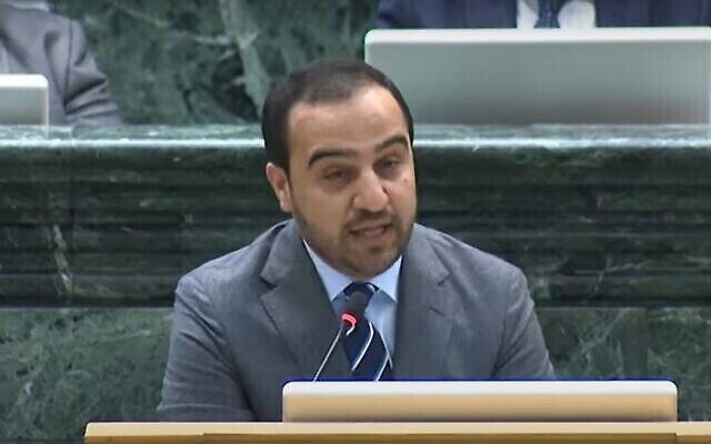 Le député jordanien Imad al-Adwan s’adresse au Parlement jordanien à Amman, en février 2022. (Capture d’écran : YouTube; utilisé conformément à l’article 27a de la Loi sur les droits d’auteur) Le député jordanien Imad al-Adwan s’adresse au Parlement jordanien à Amman, en février 2022. (Capture d’écran : YouTube; utilisé conformément à l’article 27a de la Loi sur les droits d’auteur)
