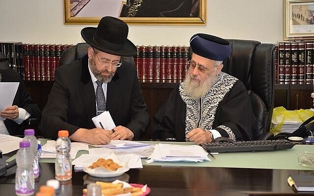 Le grand rabbin ashkénaze David Lau (à gauche) et le grand rabbin séfarade Yitzhak Yosef lors d'une réunion d’urgence contre une nouvelle proposition visant à réformer le système de conversion au judaïsme, le 3 juin 2018. (Avec la permission du porte-parole du grand rabbinat) Le grand rabbin ashkénaze David Lau (à gauche) et le grand rabbin séfarade Yitzhak Yosef lors d'une réunion d’urgence contre une nouvelle proposition visant à réformer le système de conversion au judaïsme, le 3 juin 2018. (Avec la permission du porte-parole du grand rabbinat)