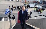 Le président Isaac Herzog quittant Israël pour se rendre à la Conférence des Nations unies sur le changement climatique COP27, à Charm el-Cheikh, en Égypte, le 7 novembre 2022. (Crédit : Haïm Zach/GPO)
