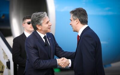 Le secrétaire d'État américain Antony Blinken, à gauche, accueilli par le ministre des Affaires étrangères Eli Cohen, à l'aéroport Ben Gurion près de Tel Aviv, le 30 janvier 2023. (Crédit : Sivan Shahor/GPO)