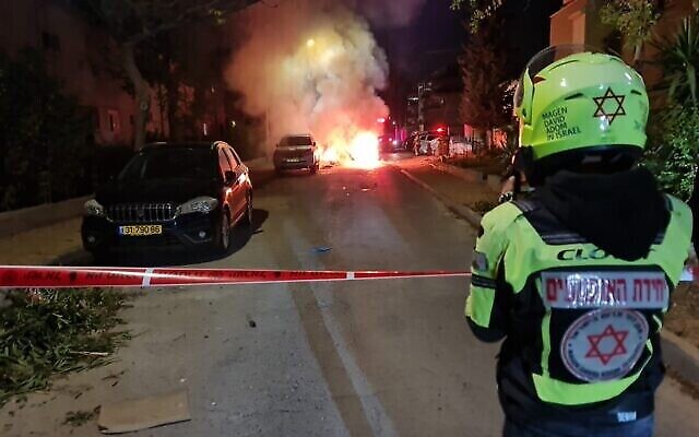 Le théâtre d’une explosion de voiture à Kiryat Bialik, le 1er mai 2023. (Crédit : Magen David Adom)