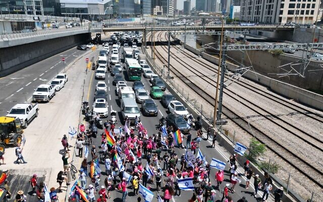 Des manifestants contre la loi de réforme du système judiciaire du gouvernement bloquant l'autoroute Ayalon, à Tel Aviv, le 4 mai 2023. (Crédit : Amir Tirkel) Des manifestants contre la loi de réforme du système judiciaire du gouvernement bloquant l'autoroute Ayalon, à Tel Aviv, le 4 mai 2023. (Crédit : Amir Tirkel)