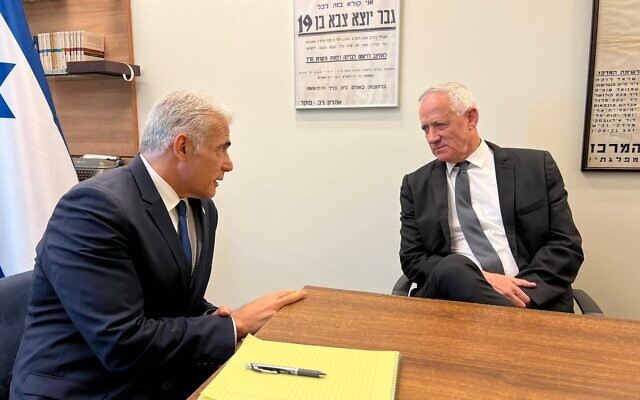 Le leader de l'opposition Yair Lapid, à gauche, et le chef de HaMahane HaMamlahti , à droite, s'entretiennent à la Knesset, le 10 mai 2023. (Autorisation) Le leader de l'opposition Yair Lapid, à gauche, et le chef de HaMahane HaMamlahti , à droite, s'entretiennent à la Knesset, le 10 mai 2023. (Autorisation)