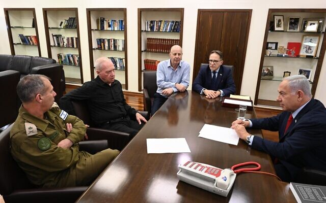 Le Premier ministre Benjamin Netanyahu, le ministre de la Défense Yoav Gallant, le chef de la NSA Tzachi Hanegbi et le secrétaire militaire du Premier ministre, le général Avi Gil, évaluant la situation au quartier général de l'armée, à Tel Aviv, le 10 mai 2023. (Crédit : Haïm Zach/GPO) Le Premier ministre Benjamin Netanyahu, le ministre de la Défense Yoav Gallant, le chef de la NSA Tzachi Hanegbi et le secrétaire militaire du Premier ministre, le général Avi Gil, évaluant la situation au quartier général de l'armée, à Tel Aviv, le 10 mai 2023. (Crédit : Haïm Zach/GPO)