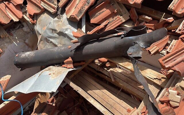 Une maison dans la ville de Nir Am endommagée par une roquette tirée par des terroristes dans la bande de Gaza, le 12 mai 2023. (Crédit : conseil régional de Shaar Hanegev)