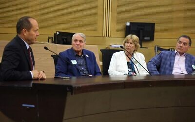 Les membres du Lincoln Club du comté d'Orange rencontrent le ministre de l'Économie Nir Barkat, en mai 2023. (Crédit :  Le Lincoln Club of Orange County/Bar Shvo)