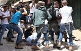 Des participants israéliens à la Marche des drapeaux annuelle frappant des résidents palestiniens de la Vieille Ville de Jérusalem, le 18 mai 2023. (Crédit : Ir Amim)