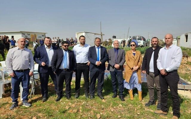 Les membres du parti Otzma Yehudit, avec le leader et ministre de la Sécurité nationale Itamar Ben Gvir et le ministre du Développement du Néguev et de la Galilée Yitzhak Wasserlauf dans l'avant-poste illégal d'Evyatar, en Cisjordanie, le 27 février 2023. (Crédit : Otzma Yehudit) Les membres du parti Otzma Yehudit, avec le leader et ministre de la Sécurité nationale Itamar Ben Gvir et le ministre du Développement du Néguev et de la Galilée Yitzhak Wasserlauf dans l'avant-poste illégal d'Evyatar, en Cisjordanie, le 27 février 2023. (Crédit : Otzma Yehudit)