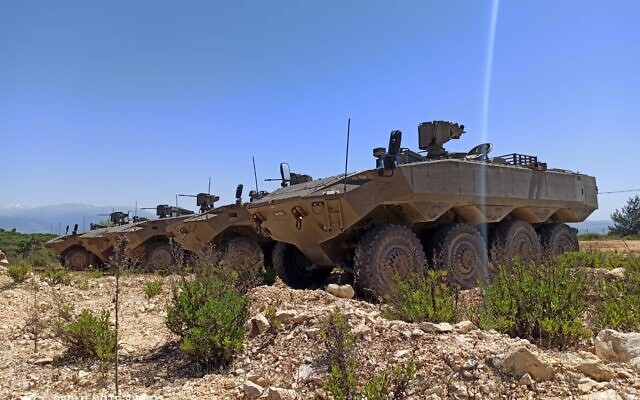 Les premiers APC 'Eitan' produits en série lors d'un récent exercice dans le nord d'Israël, sur une photo publiée le 28 mai 2023. (Crédit : Ministère de la Défense/Armée israélienne) Les premiers APC 'Eitan' produits en série lors d'un récent exercice dans le nord d'Israël, sur une photo publiée le 28 mai 2023. (Crédit : Ministère de la Défense/Armée israélienne)