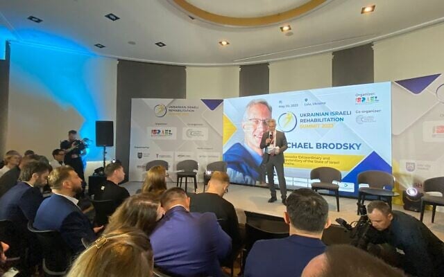 L'ambassadeur d'Israël en Ukraine, Michael Brodsky, s'exprimant lors du sommet ukraino-israélien sur la réhabilitation, à Kiev, le 30 mai 2023. (Crédit : Ambassade d'Israël en Ukraine) L'ambassadeur d'Israël en Ukraine, Michael Brodsky, s'exprimant lors du sommet ukraino-israélien sur la réhabilitation, à Kiev, le 30 mai 2023. (Crédit : Ambassade d'Israël en Ukraine)