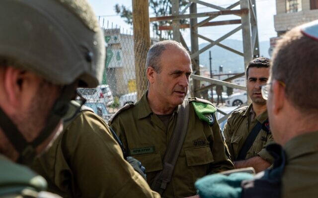 Le général Yehuda Fox en visite sur le site d'une fusillade dans la ville de Huwara, en Cisjordanie, le 26 mars 2023. (Crédit : Armée israélienne) Le général Yehuda Fox en visite sur le site d'une fusillade dans la ville de Huwara, en Cisjordanie, le 26 mars 2023. (Crédit : Armée israélienne)