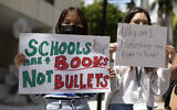 Des étudiants de l'école d'études supérieures du comté de Miami-Dade protestant lors d'une manifestation à Miami, en Floride, le 21 avril 2023. (Crédit : Joe Raedle/Getty Images/AFP/Dossier)