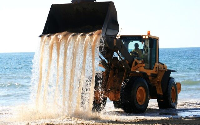 Un bulldozer transporte du sable de la mer pendant la construction d'un hôtel sur le front de mer à Bat Yam, le 14 mars 2011. (Crédit : Nicky Kelvin/Flash 90)