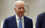 Le président américain Joe Biden arrivant pour une réunion bilatérale avec le Premier ministre japonais Fumio Kishida, à Hiroshima, au Japon, le 18 mai 2023. (Crédit : Kiyoshi Ota/Pool Photo via AP)