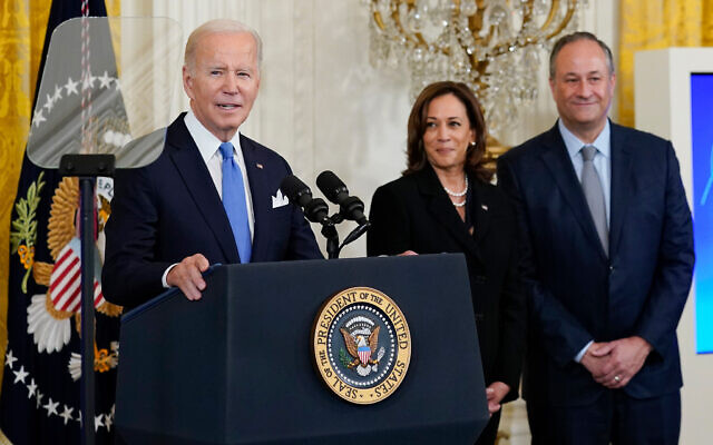 Le président américain Joe Biden prenant la parole lors d'une réception organisée pour célébrer Rosh Hashanah dans la salle Est de la Maison Blanche, à Washington, le 30 septembre 2022. (Crédit : AP Photo/Susan Walsh/Dossier) Le président américain Joe Biden prenant la parole lors d'une réception organisée pour célébrer Rosh Hashanah dans la salle Est de la Maison Blanche, à Washington, le 30 septembre 2022. (Crédit : AP Photo/Susan Walsh/Dossier)