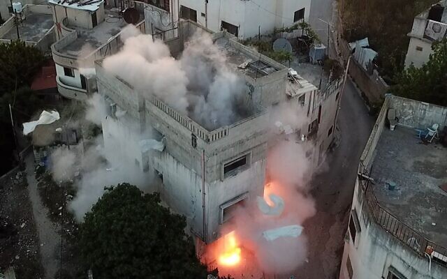Les troupes israéliennes démolissant la maison d'un Palestinien qui a perpétré une attaque mortelle à l'arme blanche et à la voiture-bélier l'année dernière, dans le village de Hares, en Cisjordanie, le 3 mai 2023. (Crédit : Armée israélienne) Les troupes israéliennes démolissant la maison d'un Palestinien qui a perpétré une attaque mortelle à l'arme blanche et à la voiture-bélier l'année dernière, dans le village de Hares, en Cisjordanie, le 3 mai 2023. (Crédit : Armée israélienne)