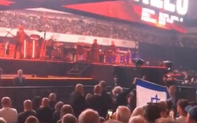 Des manifestants brandisaent un drapeau israélien lors d'un concert de Roger Waters à Francfort, en Allemagne, le 28 mai 2023. (Crédit : Twitter, utilisé conformément à l'article 27a de la loi sur le droit d'auteur) Des manifestants brandisaent un drapeau israélien lors d'un concert de Roger Waters à Francfort, en Allemagne, le 28 mai 2023. (Crédit : Twitter, utilisé conformément à l'article 27a de la loi sur le droit d'auteur)