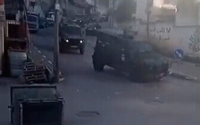 Des troupes israéliennes opérant dans la ville de Naplouse, en Cisjordanie, le 4 mai 2023. (Crédit : Capture d'écran Twitter) Des troupes israéliennes opérant dans la ville de Naplouse, en Cisjordanie, le 4 mai 2023. (Crédit : Capture d'écran Twitter)