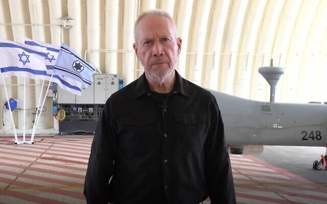 Le ministre de la Défense Yoav Gallant délivre un message vidéo sur une base de l'armée de l'air israélienne le 23 mai 2023. (Crédit : ministère de la Défense)