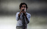 Le chanteur et leader du groupe pop rock britannique The 1975, Matt Healy, se produit le deuxième jour du Benicassim International Music Festival (FIB) à Benicassim, en Espagne, le 20 juillet 2019. (Crédit : Jose Jordan/AFP)